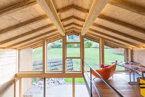 Moderne Dachkonstruktion aus Holz